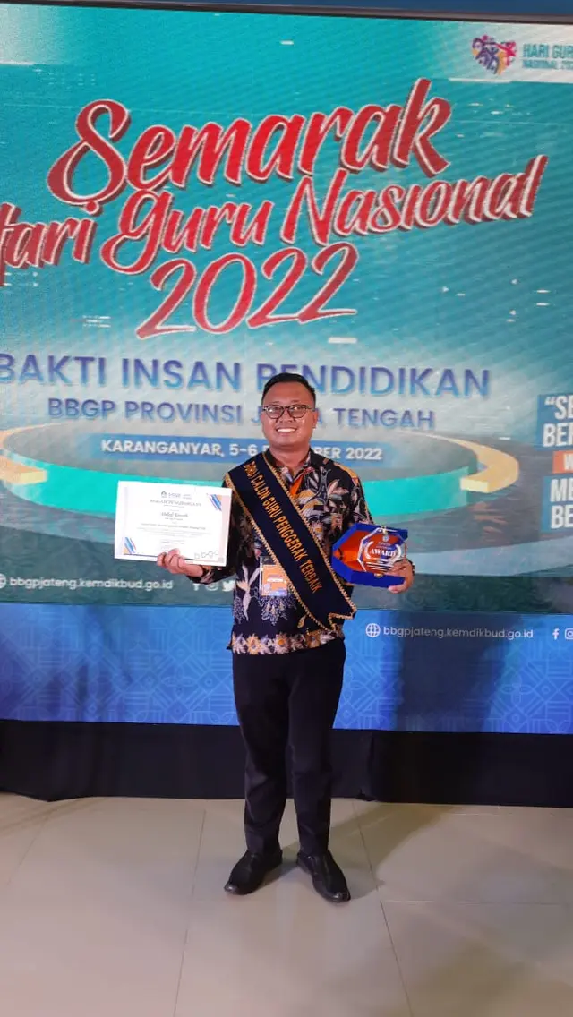 Guru TBSM SMK N 7 Kendal Raih Penghargaan APRESIASI INSAN PENDIDIKAN