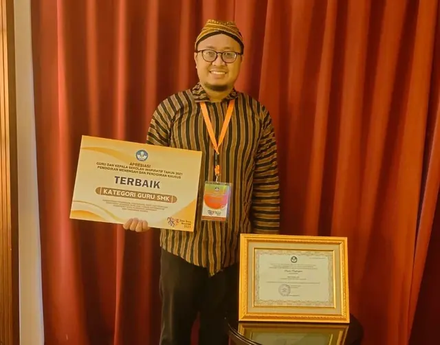 Abdul Rozak, S.Pd., Guru SMK Negeri 7 Kendal  Menerima Penghargaan Guru SMK Inspiratif Tingkat Nasional Tahun 2021