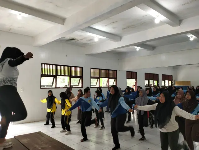 Jum'at Sehat, Warga SMK N 7 Kendal Lakukan Senam Pagi