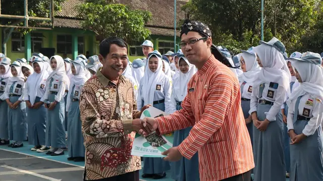 GURU DAN KARYAWAN SMK NEGERI 7 KENDAL IKUT MEMERIAHKAN MOMENTUM UPACARA HARI GURU NASIONAL TAHUN 2025 DENGAN MENJADI PETUGAS UPACARA