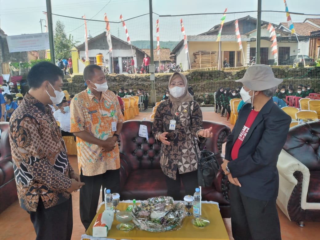 Kepala SMK Negeri 7 Kendal bertemu Kepala Dinas Provinsi Jawa Tengah dalam Panen Perdana Melon Venus