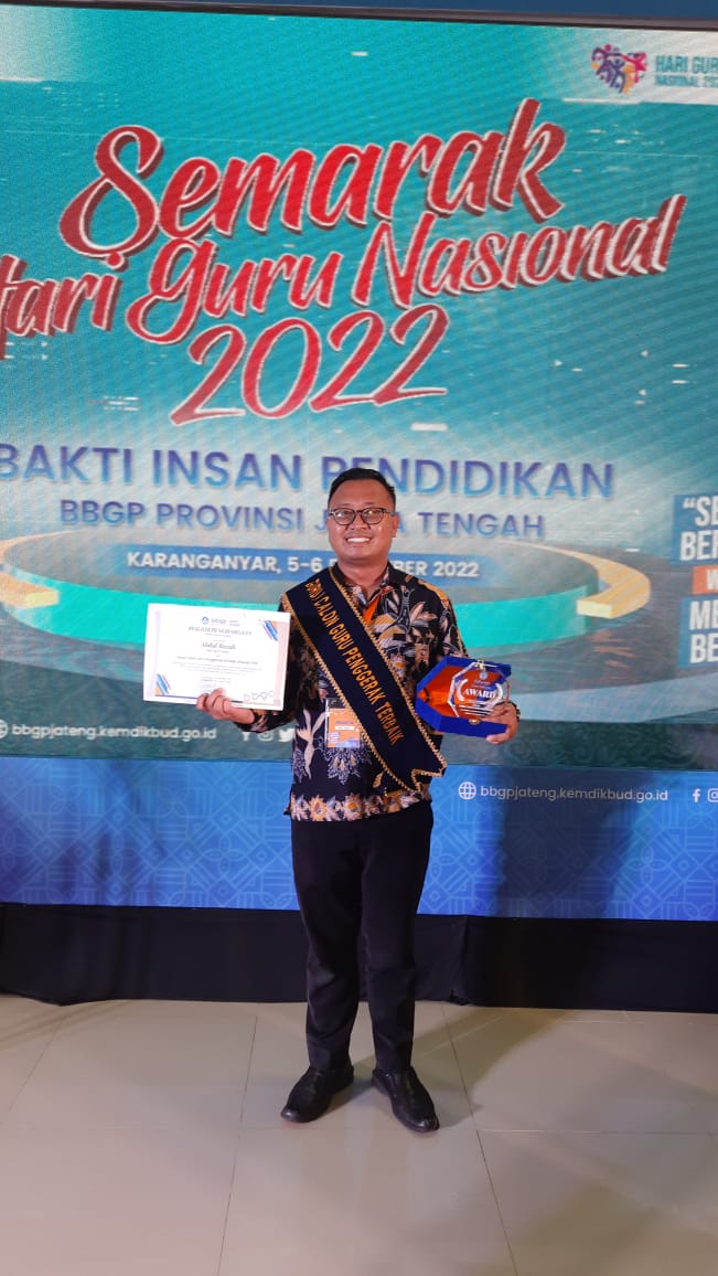 Guru TBSM SMK N 7 Kendal Raih Penghargaan APRESIASI INSAN PENDIDIKAN