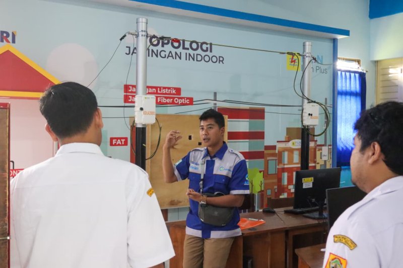 MENYONGSONG MASA DEPAN : LINK AND MATCH SINKRONISASI KURIKULUM SMKN 7 KENDAL DENGAN DUDI