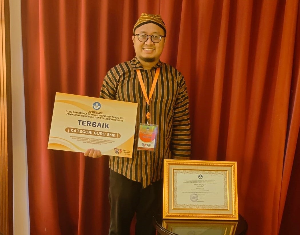 Abdul Rozak, S.Pd., Guru SMK Negeri 7 Kendal Menerima Penghargaan Guru SMK Inspiratif Tingkat Nasional Tahun 2021
