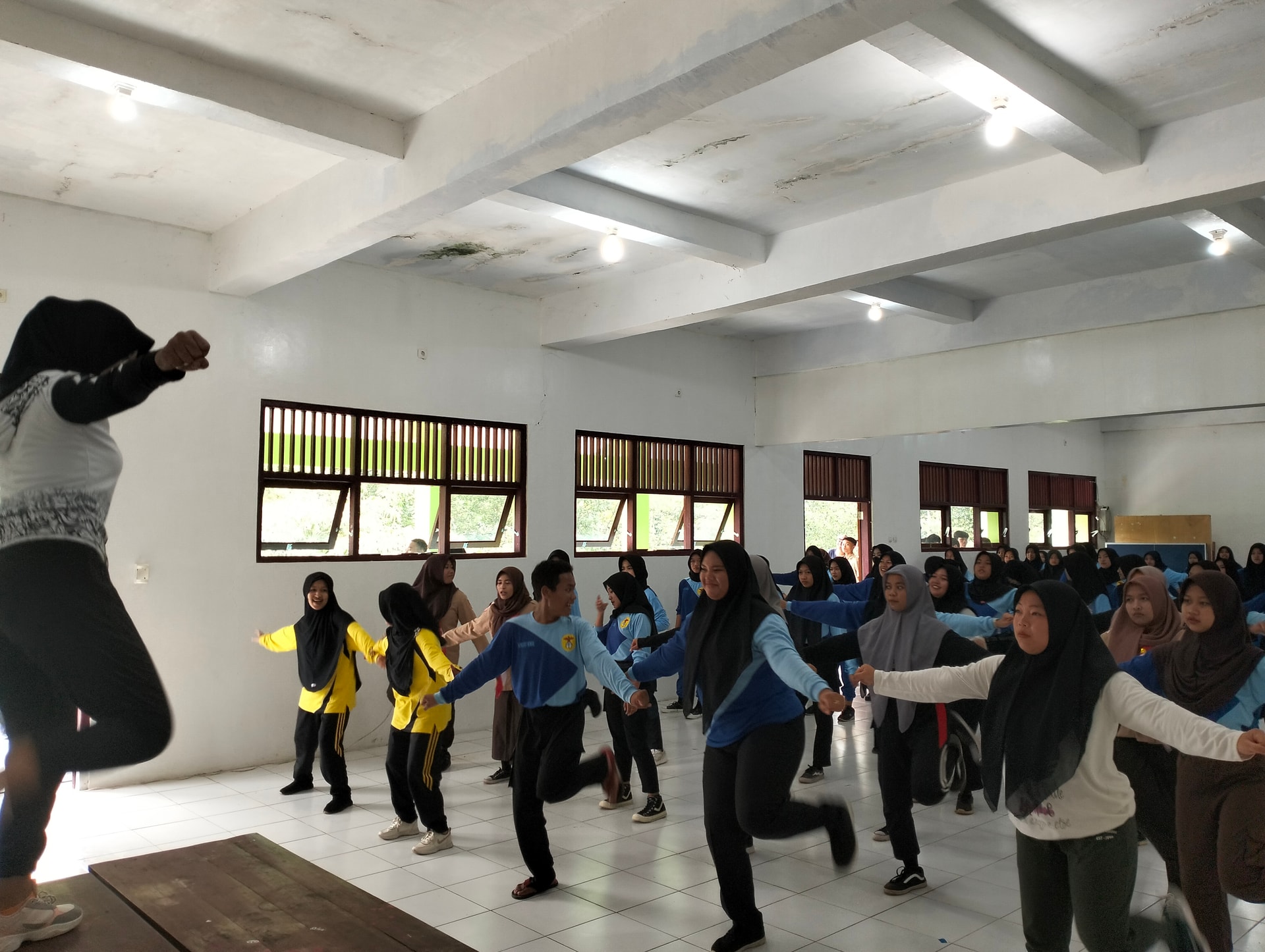 Jum'at Sehat, Warga SMK N 7 Kendal Lakukan Senam Pagi