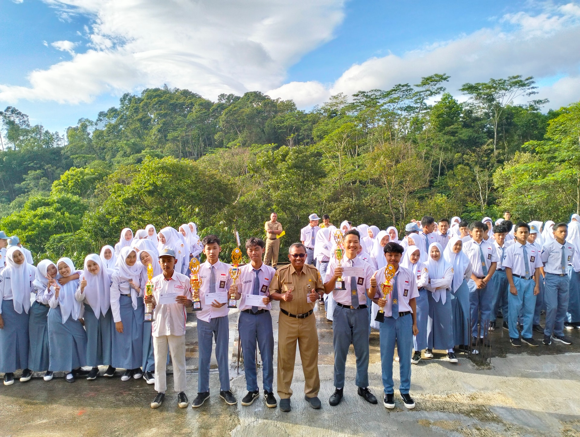 SMK N 7 Kendal Borong Piala Dalam LKS Tingkat Kabupaten Kendal