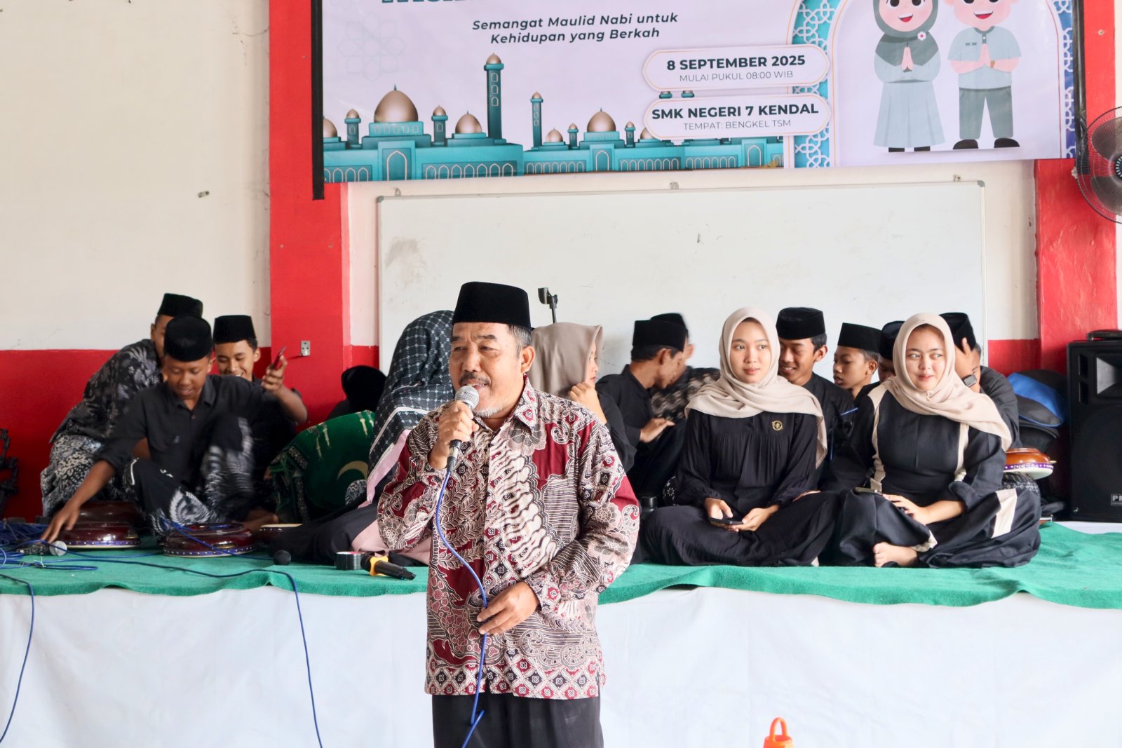 SMK Negeri 7 Kendal menggelar peringatan Maulid Nabi Muhammad SAW 1446 H 12 Rabiul Awal dengan Suka Cita