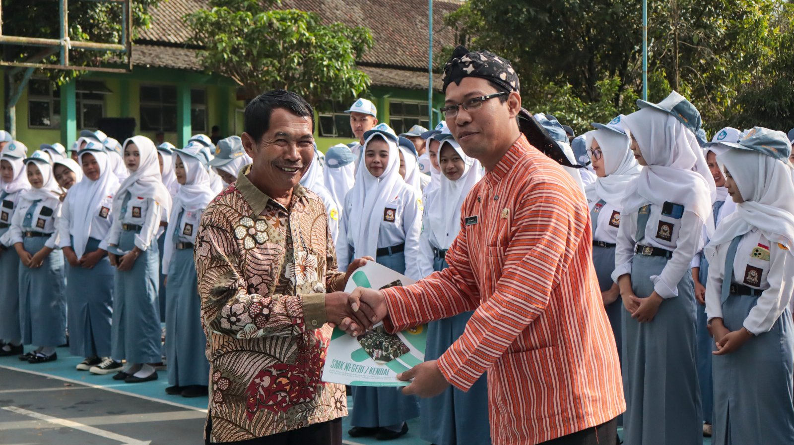 GURU DAN KARYAWAN SMK NEGERI 7 KENDAL IKUT MEMERIAHKAN MOMENTUM UPACARA HARI GURU NASIONAL TAHUN 2025 DENGAN MENJADI PETUGAS UPACARA